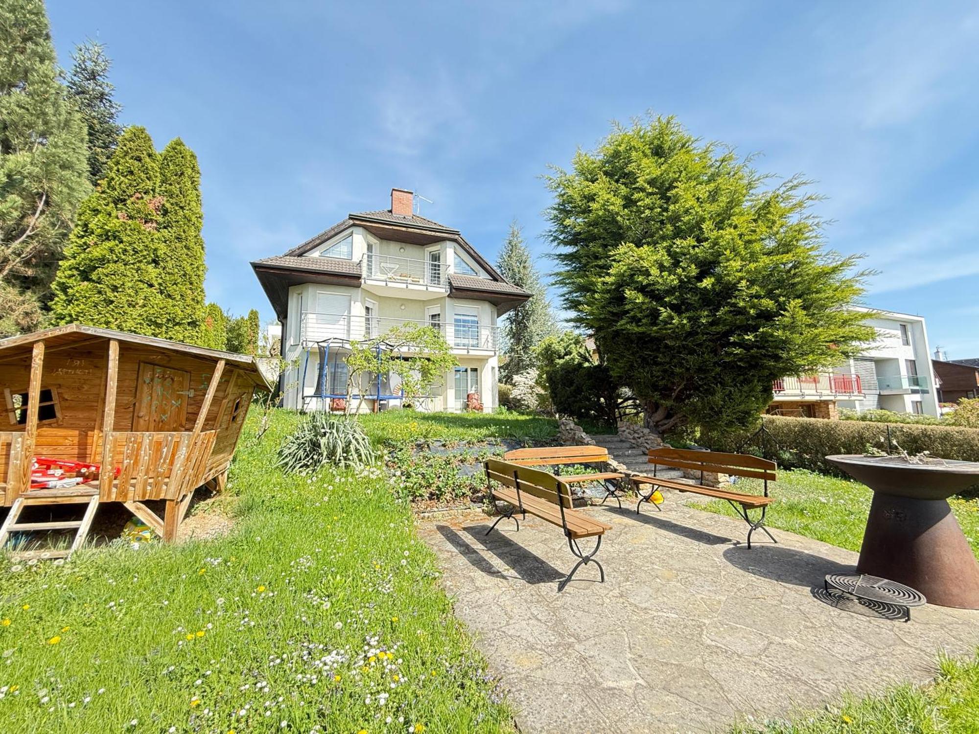 Diamondvilla, 4 Bedroom Apartment, Garden & Prague