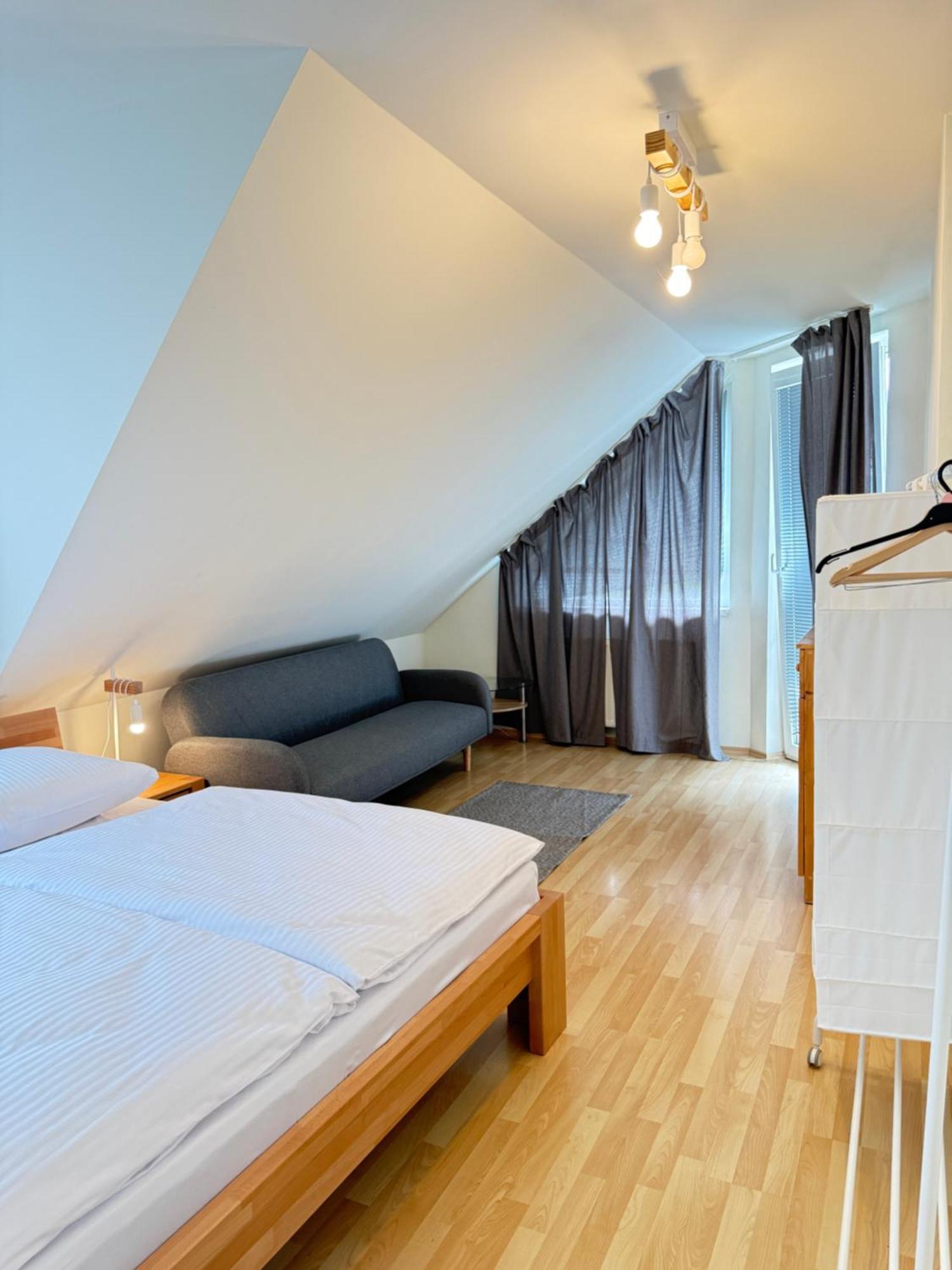 Apartment Diamondvilla, 4 Bedroom Apartment, Garden & Prag
