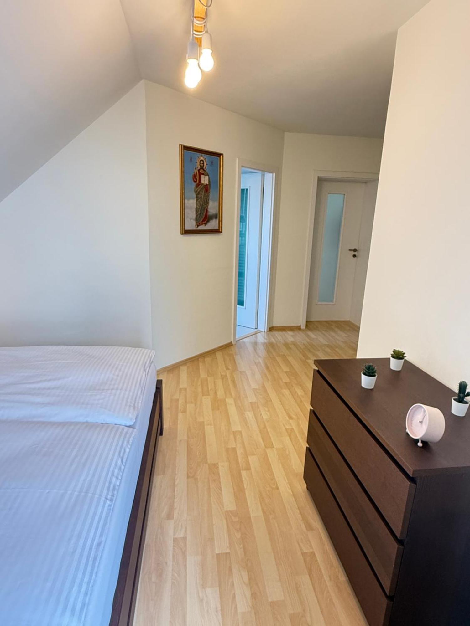 Apartment Diamondvilla, 4 Bedroom Apartment, Garden & Prag