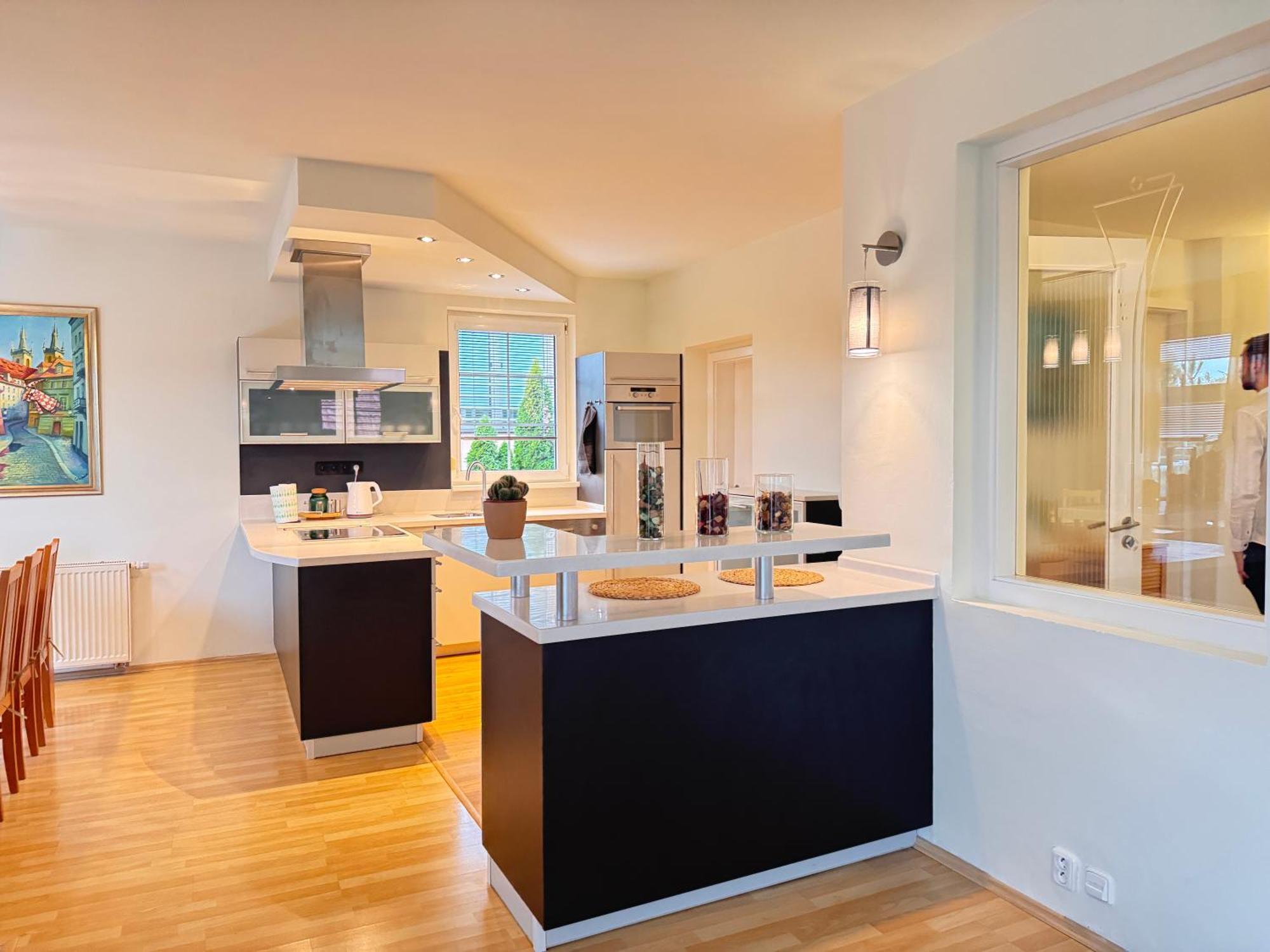 Diamondvilla, 4 Bedroom Apartment, Garden & Apartamento